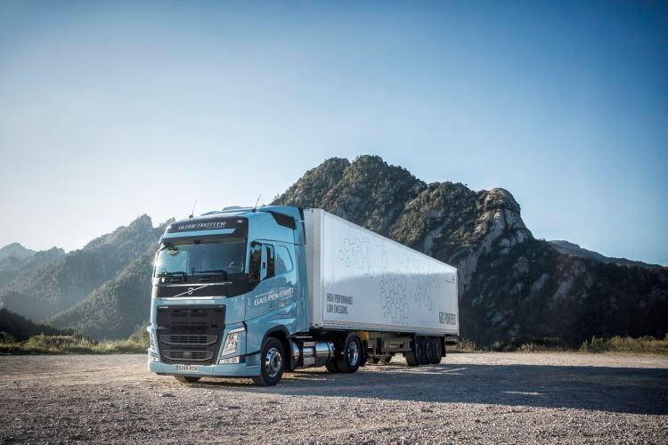 Die Lkw mit Flüssiggas (LNG) von Volvo Trucks sind mit 1.000 Kilometern Reichweite schon jetzt für den Fernverkehr geeignet. (Bild: Volvo)