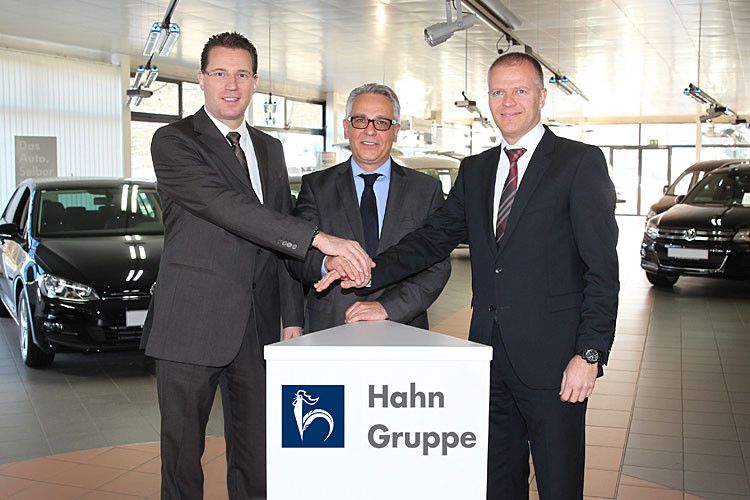 Den Betriebsübergang in Böblingen besiegeln (v. li.) Steffen Hahn, Geschäftsführender Gesellschafter Hahn Automobile, Michael Perner, Geschäftsführer Volkswagen Automobile Stuttgart, und Frank Brecht, Geschäftsführer Hahn Automobile. (Foto: Hahn-Gruppe)