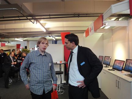 Kai Volmer, LG, erklärt dem jungen Mann seine Produkte. (Archiv: Vogel Business Media)