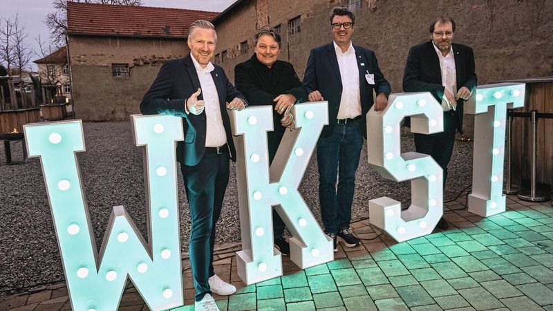 Am Eingang zur Abendveranstaltung im Gut Wöllried nahe Würzburg: sichtbar gut gelaunte Teilnehmer, Aussteller und Sponsoren. (Bild: Stefan Bausewein)