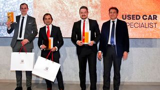Kein Siegerpodest, aber trotzdem Platz eins: Simon Mühlbauer (li.) vom Autohaus am Südbahnhof in Gera siegte in der Kategorie Gebrauchtwagen-Verkäufer. (Bild: Seat Deutschland)