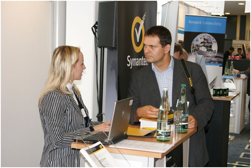 Dr. Andreas Bergler (IT-BUSINESS) im Gespräch mit Platin-Partner Symantec. (Archiv: Vogel Business Media)