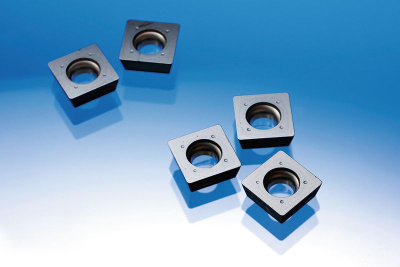 Beschichtete Wendeschneidplatten. (Bild: Fraunhofer IWS Dresden)