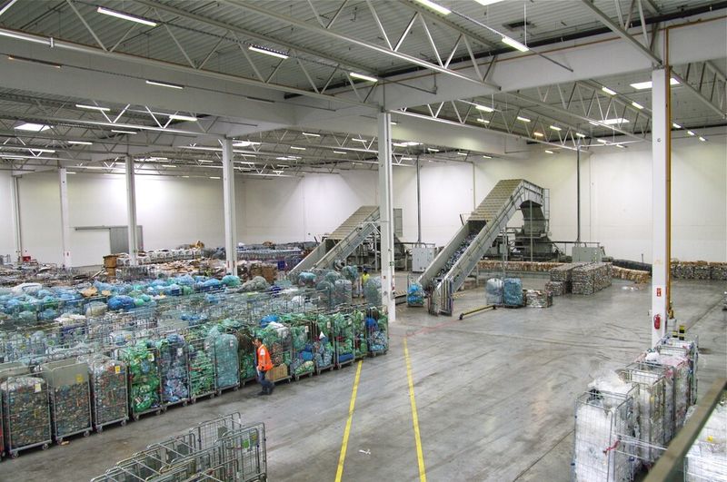 Von 175 Supermarkt-Filialen in Ungarn sammelt Euro Pool Wertstoffe: Kartonagen, Plastik, PET-Flaschen und Getränkedosen aus Aluminium. Sie werden bereits vorsortiert in Gitterwagen angeliefert und kontinuierlich über zwei Kettenförderer den Kanalballenpressen zugeführt. (Bild: HSM)