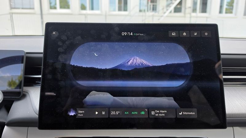 10. Die Spielereien: Dass man in einem chinesischen Auto sitzt, merkt man an den zahlreichen technischen Spielerereien. So lässt sich der Innenraum im Schlaf- und Camping-Modus in eine Ruhezone mit Naturgeräuschen verwandeln. Die Vordersitze lassen sich flachlegen. (Bild: Mauritz – VCG)