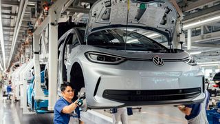 Wenn es nach VW-Entscheidern geht, dann sollen die Bachelor-Absolventen der Jahrgänge 2025 und 2026 vor der Übernahme mindestens ein Jahr in der Produktion arbeiten. Über die Art und Weise der Benachrichtigung an die Betroffenen ist der VW-Betriebsrat empört ... (Bild: Volkswagen)