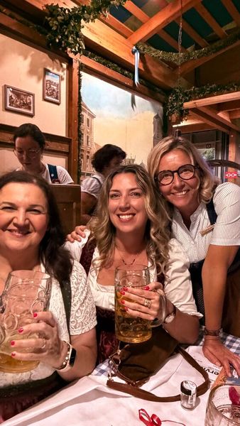 Einen Montag könnte man auch nüchterner beginnen: ein Prosit der Gemütlichkeit, v.l. Lilli Kos, Franziska Magai u. Stephanie Steen (Vogel). (Bild: Vogel IT-Medien)