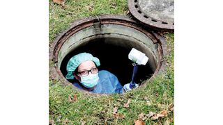 Abwasserbeprobung einer Abwassersammelleitung durch Sylvia Hack vom Institut für Hygiene und Öffentliche Gesundheit des Universitätsklinikums Bonn. Über Toiletten, Abwasserleitungen und Kläranlagen können antibiotikaresistente Darmbakterien in die Umwelt eingetragen werden. (Zentrum für Infektiologie und Infektionsschutz/UKB)
