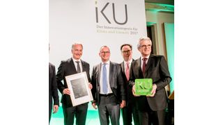 Luis López-Rémon (1.v.r.) und Dietrich Tegtmeyer (1.v.l.) vom Lanxess-Geschäftsbereich Leder nahmen gemeinsam mit den Projektpartnern von Heller-Leder und Invite den Deutschen Innovationspreis für Klima und Umwelt für ihr Projekt „Ressourceneffiziente Herstellung von Lederchemikalien“ entgegen.  (Kruppa/IKU)