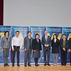 Großes Interesse an Industrie 4.0: Gruppenfoto nach dem Vortrag von MM-Chefredakteur Frank Jablonski zum Thema. 