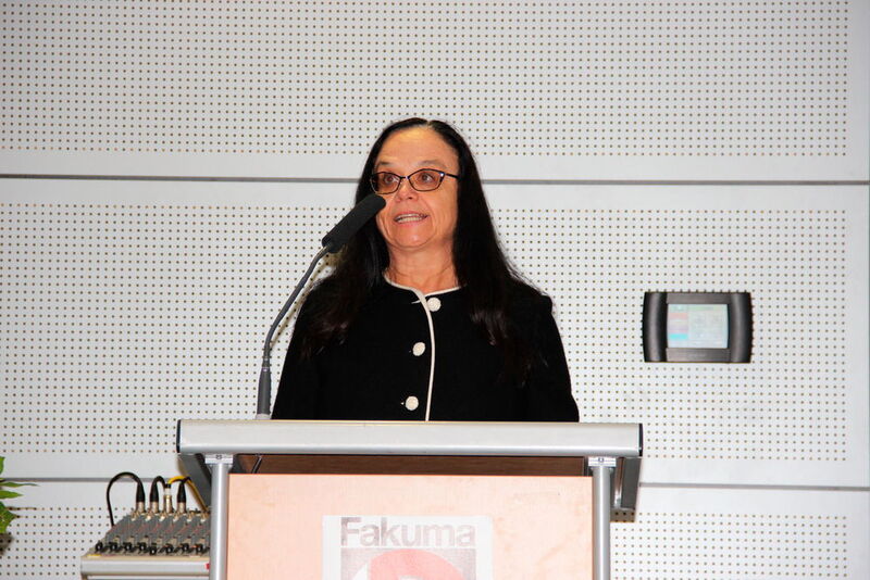 Die offizielle Pressekonferenz zur Fakuma wird eröffnet von Bettina Schall, Geschäftsführerin des Messeveranstalters P. E. Schall GmbH & Co. KG. (Bild: Königsreuther)