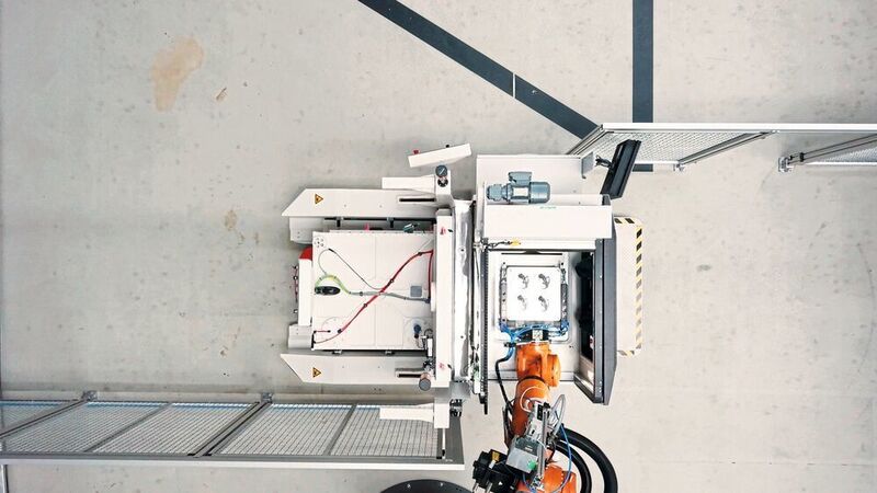 Ein Standardroboter, im Projekt ein Kuka, übernimmt das Be- und Ent­laden sowie das Rüsten der Bauplatte. (EOS)