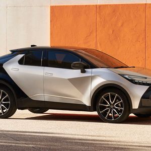 Die Sonderedition GR Sport-Premiere-Edition verfügt über GR Styling-Details, darunter ein G-Mesh-Muster für den Kühlergrill, 20-Zoll-Leichtmetallfelgen, GR-Schriftzüge sowie Sportsitze. Standardfarbe des Sondermodells ist Cosmic Silber in einer neuen Zweifarb-Ausführung, bei der sich das Schwarz des Kontrastdachs bis zum Fahrzeugheck fortsetzt.(Bild:  Toyota)