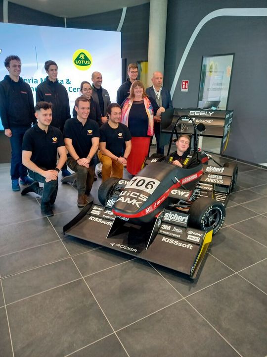 Lotus setzt in seinem Technikzentrum in Raunheim auf die Zusammenarbeit mit Studierenden, zum Beispiel der „Scuderia Mensa“ der Hochschule RheinMain.(Bild:  Autoren-Union Mobilität)