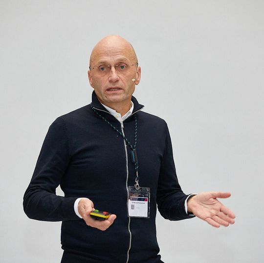 „Unser Ziel ist es mit der Automatisierung, potenzielle Arzneimittelkandidaten in der Hälfte der heute benötigten Zeit zu identifizieren“, erklärt Dr. Michael Kossenjans, Leiter des iLAB bei AstraZeneca im schwedischen Göteborg. „Unser Ziel ist es mit der Automatisierung, potenzielle Arzneimittelkandidaten in der Hälfte der heute benötigten Zeit zu identifizieren“, erklärt Dr. Michael Kossenjans, Leiter des iLAB bei AstraZeneca im schwedischen Göteborg.