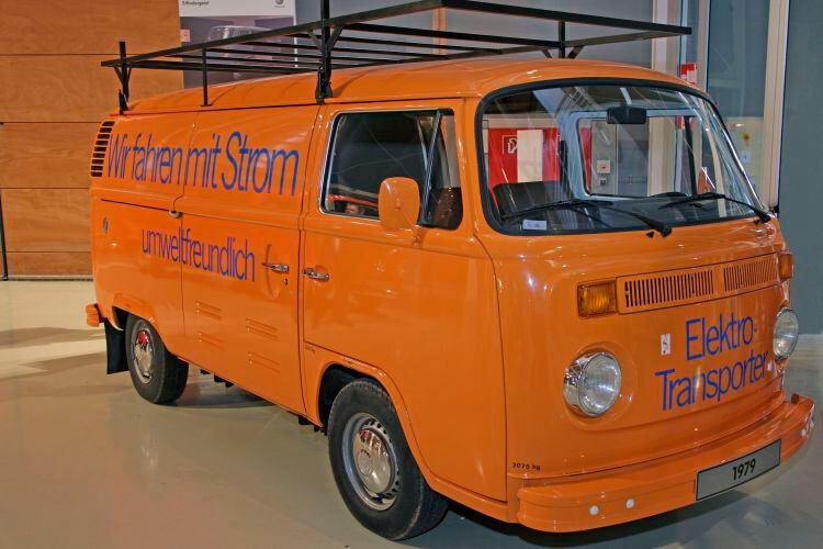 Dem VW T2 folgten auch diverse Exemplare des Golf 1, denen man ebenso einen Elektroantrieb verpasste. Auch dieser erlaubte mit seinen 20 kW (27 PS) keine „großen Sprünge“. (Bild: Volkswagen AG)