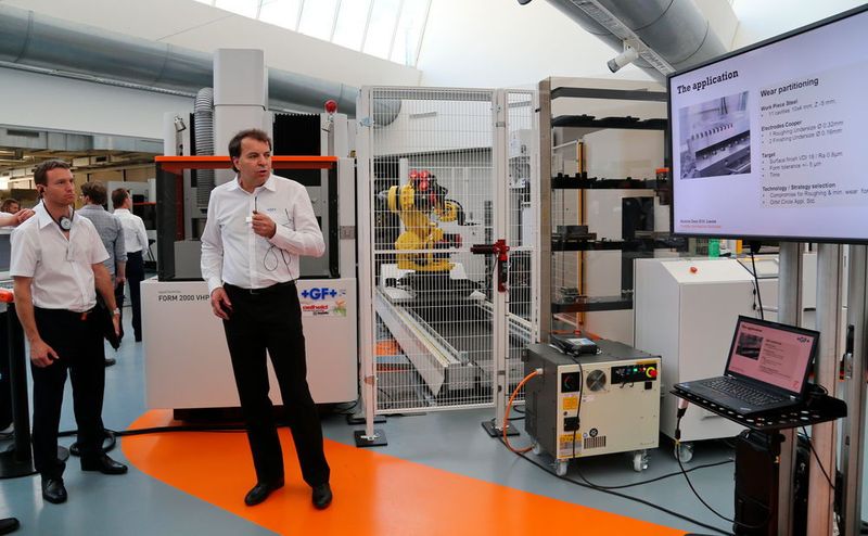 Vorstellung der Form 2000 VHP, eine Senkerodiermaschine für höchste Präzision in komplexen Anwendungen. (Anne Richter, SMM)