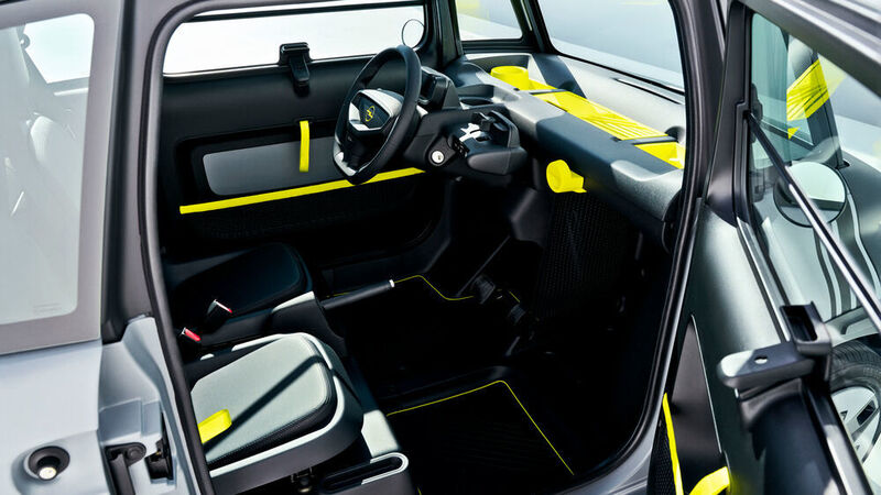 Gepäck wird im Beifahrer-Fußraum verstaut. Dafür ist der Sitz für den zweiten Insassen leicht nach hinten versetzt montiert. (Opel)