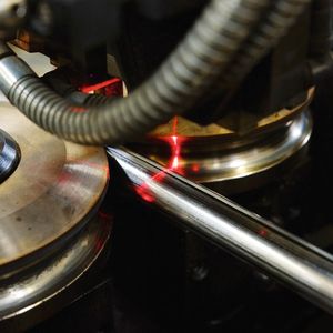 Bild 1: Das Laserschweißsystem für die Rohre verfügt über ein Sensorsystem für die Schweißspalt-Lageerkennung.