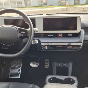 3. Das Bedienkonzept: Es gibt verhältnismäßig wenig Schalter. Das sieht gut aus und ergibt für viele Features auch Sinn. Für manche wäre jedoch ein eigener Knopf hilfreich. Zum Beispiel für die Sitzheizung. Um die zu aktivieren, möchte man sich nicht erst durch Menüs im Infotainment-System hangeln. Vor allem auch, weil der Touchscreen gefühlt recht weit weg ist und die Bedienung während der Fahrt immer etwas schwierig ist.(Bild:  Wehner/Vogel Communications Group)