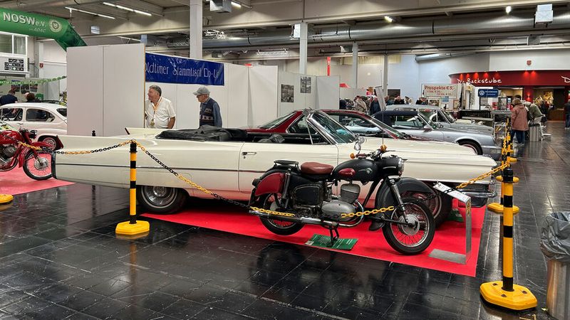 Seltsame Kombination: MZ ES 250 aus der DDR vor Cadillac Series 62 aus den USA. (Bild: Diehl – VCG)