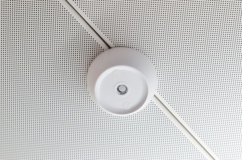 Präsenzsensor:  Bisher wurde das Licht in Bürogebäuden über einen Bewegungsmelder gesteuert.  (Bild: Tridonic)