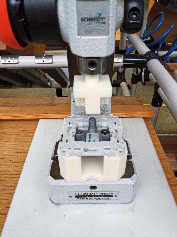 Schneider Electric druckt die Halterung und das obere Werkzeug einer Handpresse auf einem 3D-Drucker im FDM-Verfahren. 