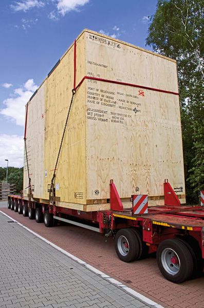 Allein die speziell gefertigte Exportverpackung für ein 89 t schweres Spezialgetriebe wiegt rund 14 t. (Bild: Gebr. Robers – Paro)