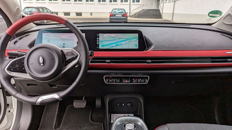 5. Die Ablesbarkeit der Instrumente: Tja, wir werden alle älter – aber eine Gleitsichtbrille anschaffen? Niemals. Doch beim Ora bräuchte man sie unbedingt, um die viel zu kleine Schrift und die kontrastarme Darstellung vor allem im Tachodisplay zu entziffern. Dabei ist der Bildschirm eigentlich groß genug, um die Piktogramme und die Schrift besser lesbar darzustellen. (Bild: Rosenow – VCG)