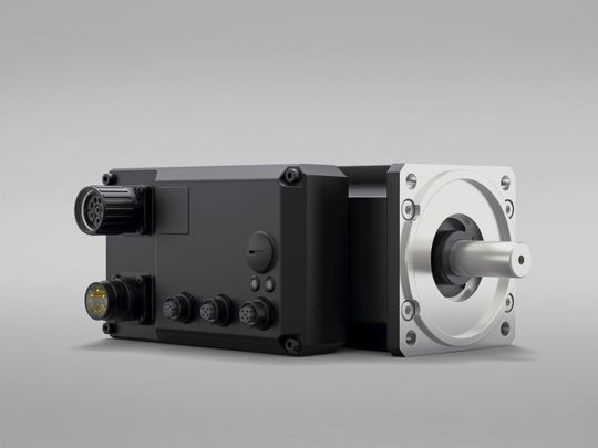 Das Leantechnik-Team ersetzte den bisherigen Standard-Servomotor des DAP durch den dezentralen Synchron-Servomotor mit integriertem Wechselrichter iDT5 von AMKmotion.   (Bild:  AMKmotion GmbH + Co KG)