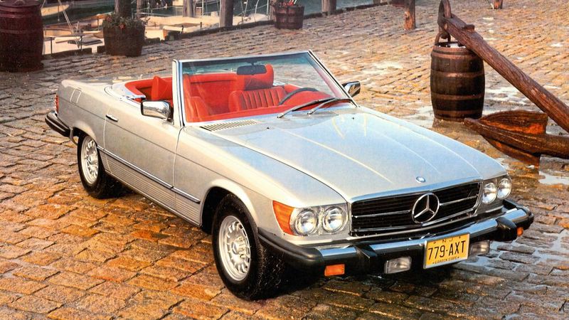 Ein 450 SL Baureihe R 107 in der US-Ausführung aus dem Jahr 1979. Erkennbar unter anderem an den doppelten Sealed-Beam-Scheinwerfern und den mit „Stoßdämpfern“ ausgerüsteten Stoßfängern. (Bild: Daimler AG)