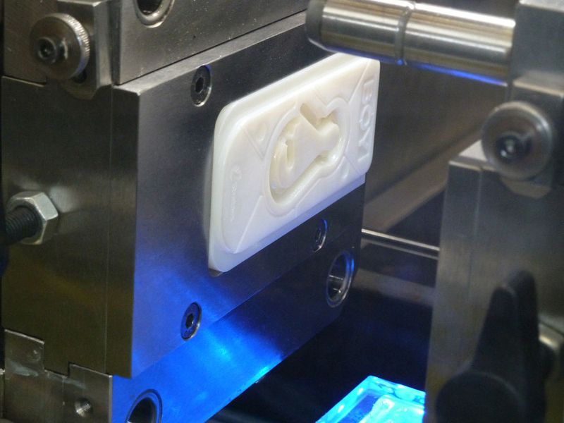 3D-gedruckter Formeinsatz im Werkzeugträger einer BOY XS. Die Herstellung ist günstig und schnell, wie es heißt. Verbrauchte Formeinsätze könnten einfach nachgedruckt werden. (Bild: BOY)