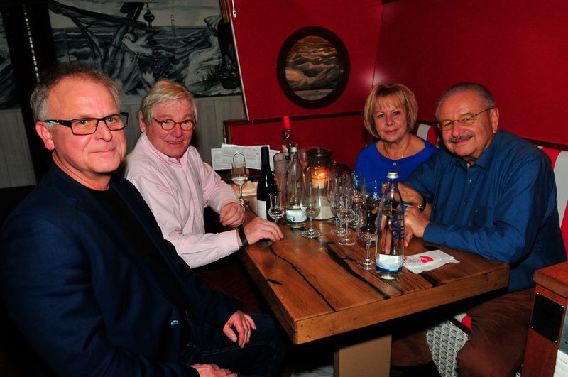 Landesverbandspräsident Schleswig-Holstein Rolf-Dieter Fröhling, Rechtanwalt Prof. Dr. Christian Genzow sowie Silvia Karpinski mit Ehemann und ZDK-Präsident Jürgen Karpinski zeigten sich ebenfalls bestens gelaunt. (Zietz / »kfz-betrieb«)