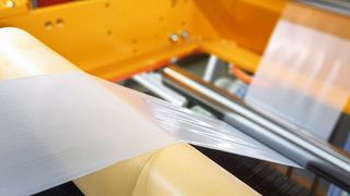 Herstellung einer biofunktionalisierten Folie im Verarbeitungstechnikum (Bild: Fraunhofer IAP)