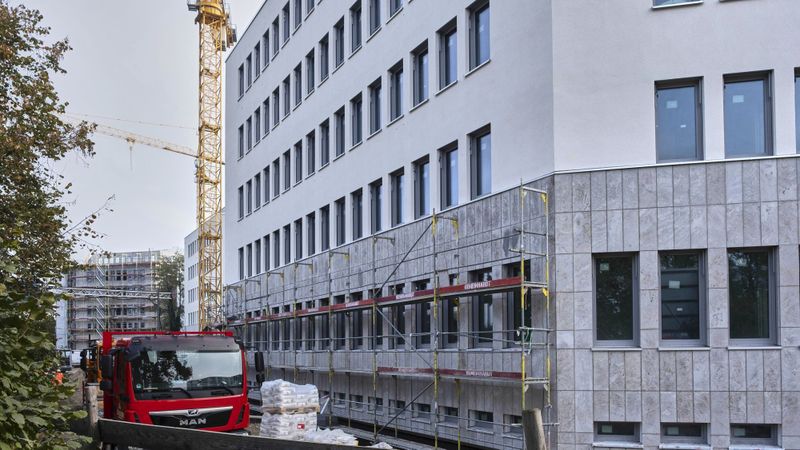 Nach Fertigstellung bietet das Ensemble 561 Micro-Apartments sowie ein modernes Bürogebäude im Effizienzhaus 40-Standard.(Bild:  KAN-therm/Sven-Erik Tornow)