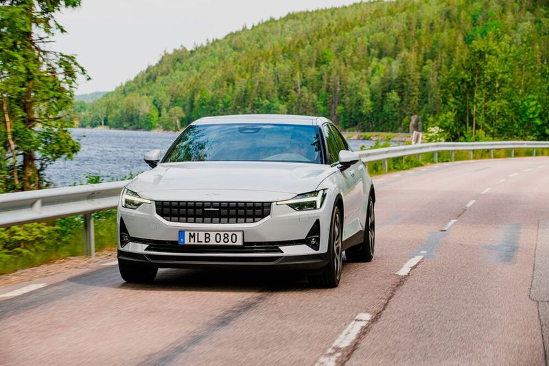 Auf das seit vorigem Jahr verkaufte, recht exklusive Plug-in-Hybrid-Performance-Coupé Polestar 1 folgt jetzt das erste vollelektrische Modell: der Polestar 2. (Bild: Dino Soldin/Polestar)