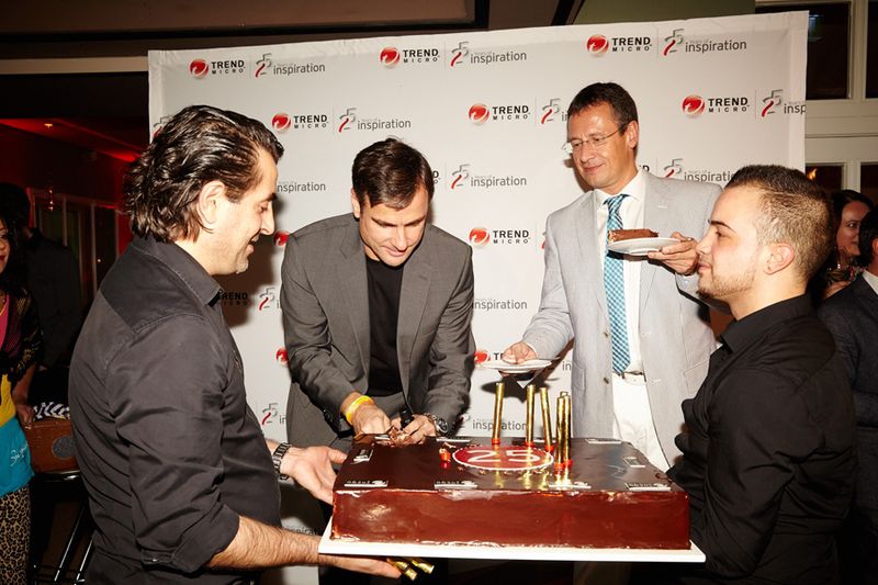 Eine Geburtstagstorte darf natürlich nicht fehlen. Angeschnitten von Frank Schwittay und Trend Micro CTO Raimund Genes. (Trend Micro)