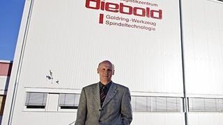 Geschäftsführer Hermann Diebold vor dem 25 m langen und 9 m hohen Hochregallager, dem Herzstück des automatischen Lager-Logistikzentrums der Diebold Goldring-Werkzeugfabrik. Bild: Diebold (Archiv: Vogel Business Media)