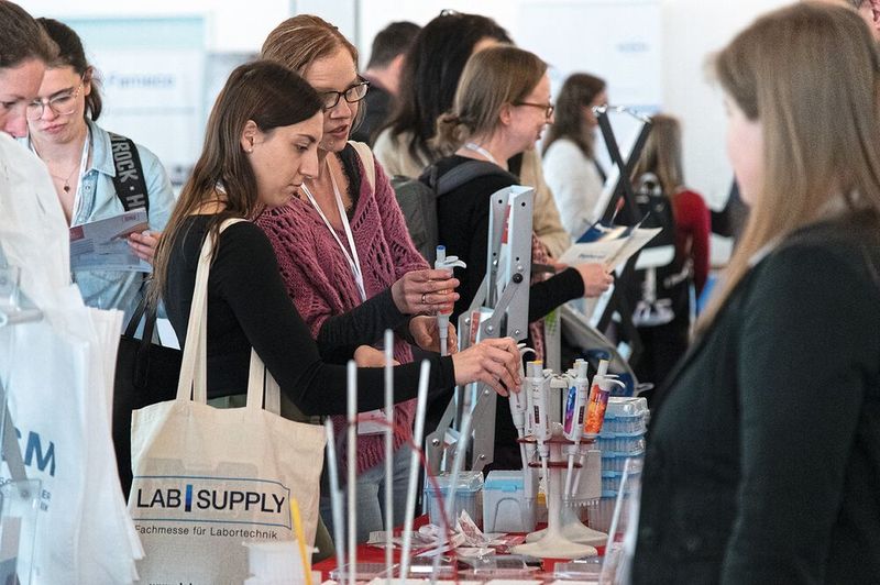 Neben den Gesprächen und dem typischen „nur mal gucken“, ist auch das Anfassen in vielen Fällen ein essenzieller Bestandteil. Paradebeispiel dafür ist das Ausprobieren von Pipetten. Welche liegt am besten in der Hand?   Mehr Infos zu den kommenden LAB-SUPPLY-Messen finden Sie auf www.lab-supply.info (Bild: Stefan Stark)