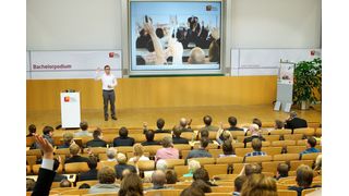 Es muss nicht immer die ganz große Bühne sein – auch im kleineren Rahmen kann man mit gelungenen Präsentationen punkten.  (Bild: HPI/obs)