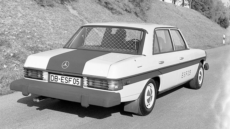 Das ESF 05 ist für Aufprallgeschwindigkeit 80 km/h ausgelegt. Fünf Dreipunkt-Gurte mit je drei Kraftbegrenzern (Gurte vorn selbstanlegend) sollen die Insassen schützen, ebenso Fahrer- und Beifahrer-Airbag, zusätzlich je ein Airbag in den Rückenlehnen der Vordersitze für die außen sitzenden Fondpassagiere. Umfangreiche strukturelle Versteifungen im Vorderwagen und seitlich in der Karosserie erhöhen das Leergewicht fahrfertig auf 2.060 Kilogramm (665 kg mehr als Serie). Die Gesamtlänge beträgt 5.340 Millimeter (655 mm mehr als Serie) und der  Radstand ist gegenüber der Serie um 100 mm verlängert. (Bild: Daimler AG)