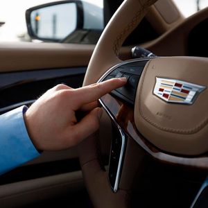 Selbst die teilautonomen Fahrfunktionen der aktuellen Tesla- oder Cadillac-Modelle (Super Cruise) auf festgelegten Highways sind nicht mehr als ein Fahrerassistenzsystem der Stufe zwei plus. (Bild:  Cadillac)