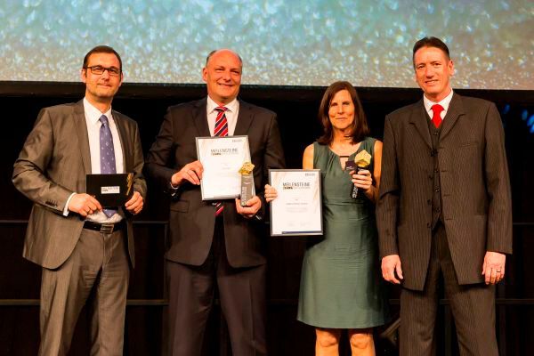 Auf der Bühne: Dirk Müller, Geschäftsführer von FlowCAD und Andrea Huse, Senior PR Manager, Cadence Design Systems (Fotograf/Copyright:Fotograf/Copyright: Stefan Bausewein/Vogel Business Media)