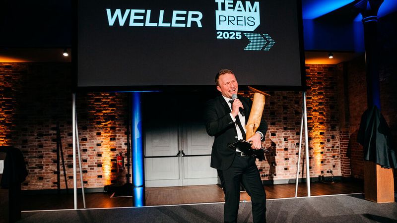 Der neu designte Teampreis des Künstlers Volker Johannes Trieb wurde an Jan Dückinghaus, Gebrauchtwagen Sales Manager, und sein Team verliehen. (Bild: Weller)