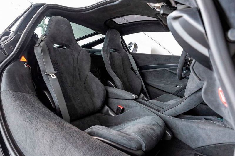 Spektakuläres, in Alcantara gehülltes Sportgestühl – heiß im wahrsten Sinne des Wortes... der Extremsportler kommt ohne Klima. (Bild: Mobile.de)