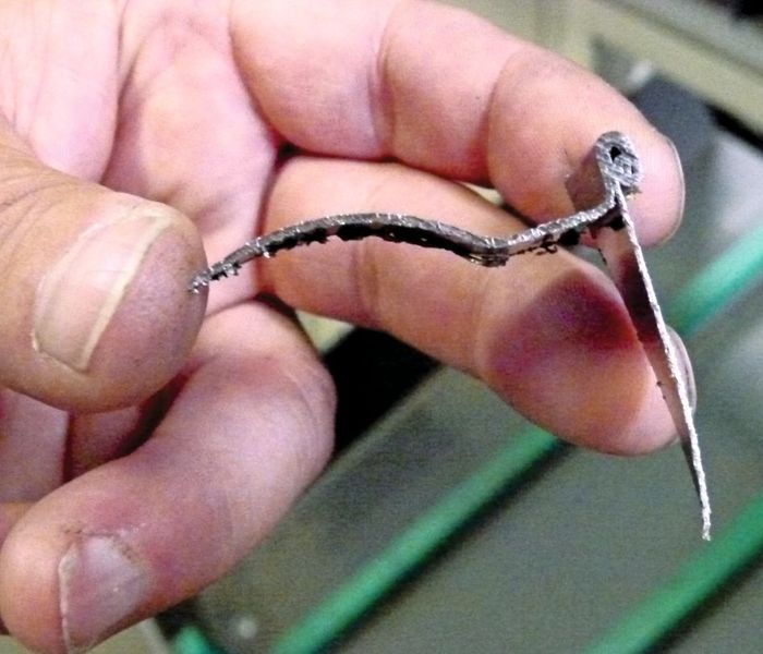 ... Dafür werden aus dem Verbindungsbereich Segmente ausgeschnitten und begutachtet, ob denn alles seine Richtigkeit hat. Bild: Kuhn (Archiv: Vogel Business Media)