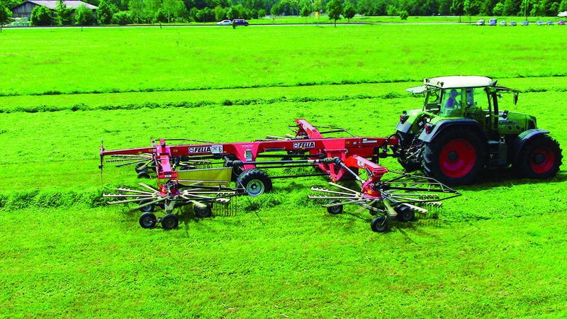 2 Vier Kreiselschwader sorgen für eine hohe Flächenleistung:  Damit sie zuverlässig funktionieren, kommt den Kunststoff-Gleitlagern bei der Lagerung der Zinkenarme eine wichtige Rolle zu.  Bild: FELLA-Werke (Archiv: Vogel Business Media)