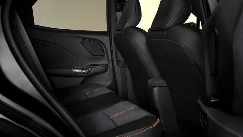 Die Fondpassagiere dürften auf längeren Strecken wenig Freude haben. (Bild: Lexus)