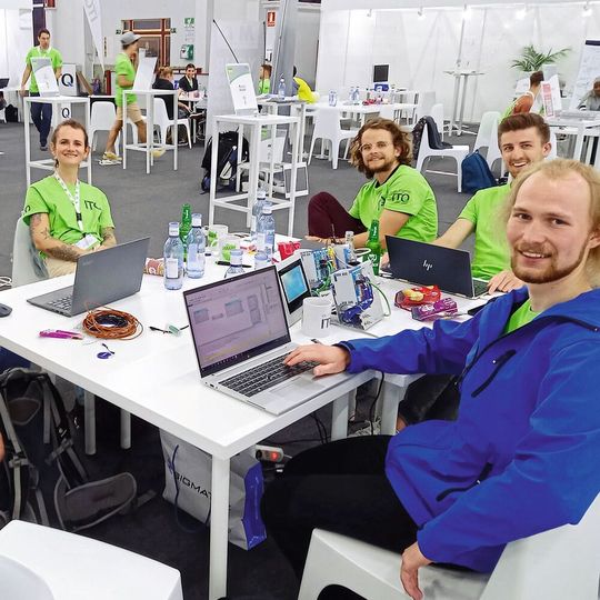 Das Team um Florentin Dipner (4.v.l.), Jeremias Bürgin (5.v.l.) und Simon Geering (6.v.l.) bekam im Laufe des Projekts noch Zuwachs. Das Team um Florentin Dipner (4.v.l.), Jeremias Bürgin (5.v.l.) und Simon Geering (6.v.l.) bekam im Laufe des Projekts noch Zuwachs.