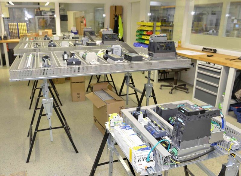 In der Elektrowerkstatt werden die Montageplatten mit den Komponenten der Automatisierungstechnik bestückt und anschließend verdrahtet. (Bild: Erhard Driesel/vor-ort-foto.de)